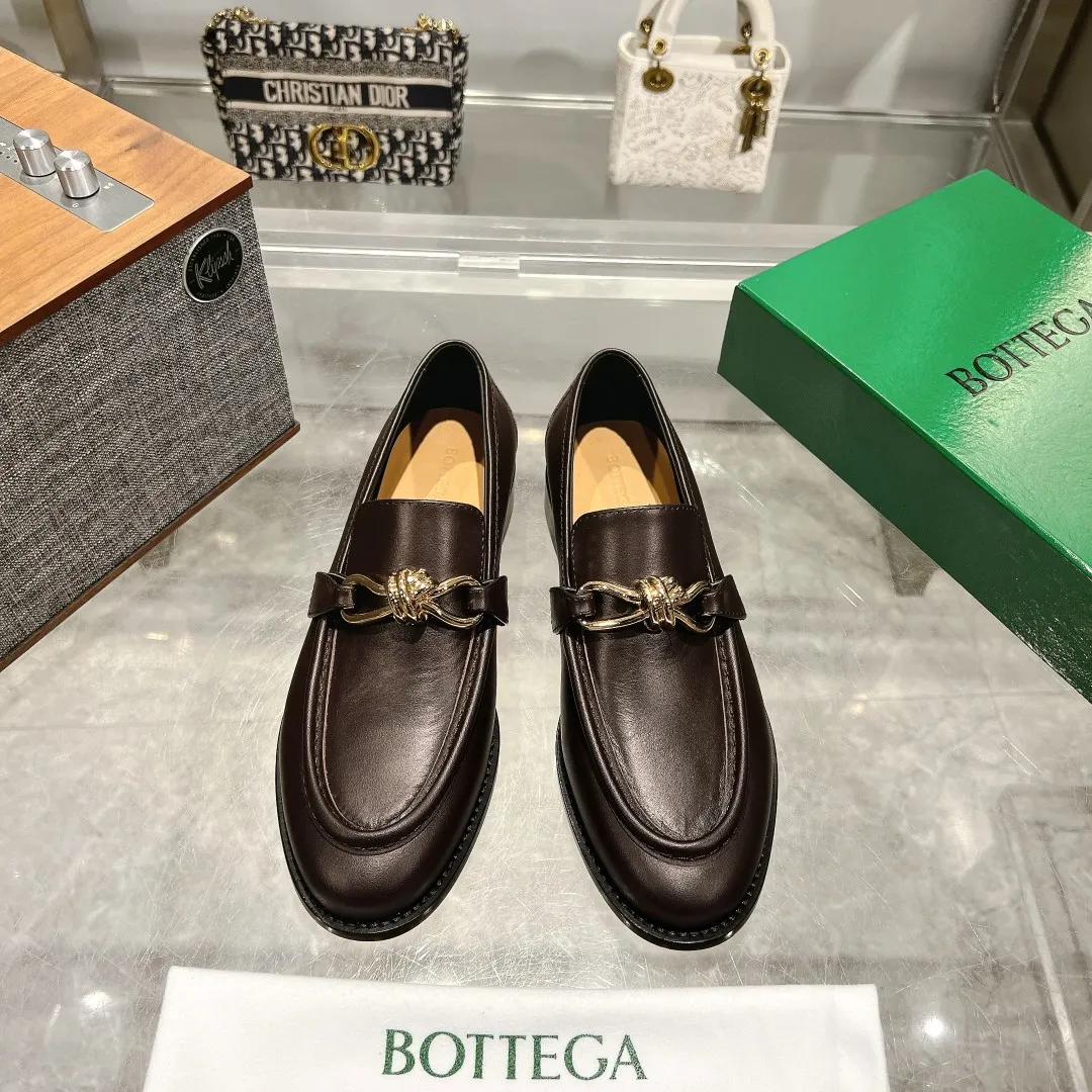 [BV] Top P: 840💰 Size: Female 35-39 (Female 40 custom-made) Male 39-44 (38.45 non-refundable) Bottega Veneta 2024 Autumn and Winter counter style! Small round toe loafers! Imported leather outsole! Imported grained cowhide! Solid color Niuli! !